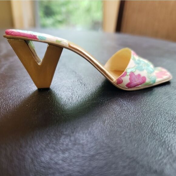 Just The Right Shoe 2004 "Cabana" by Lorraine Vail - Picture 4 of 9